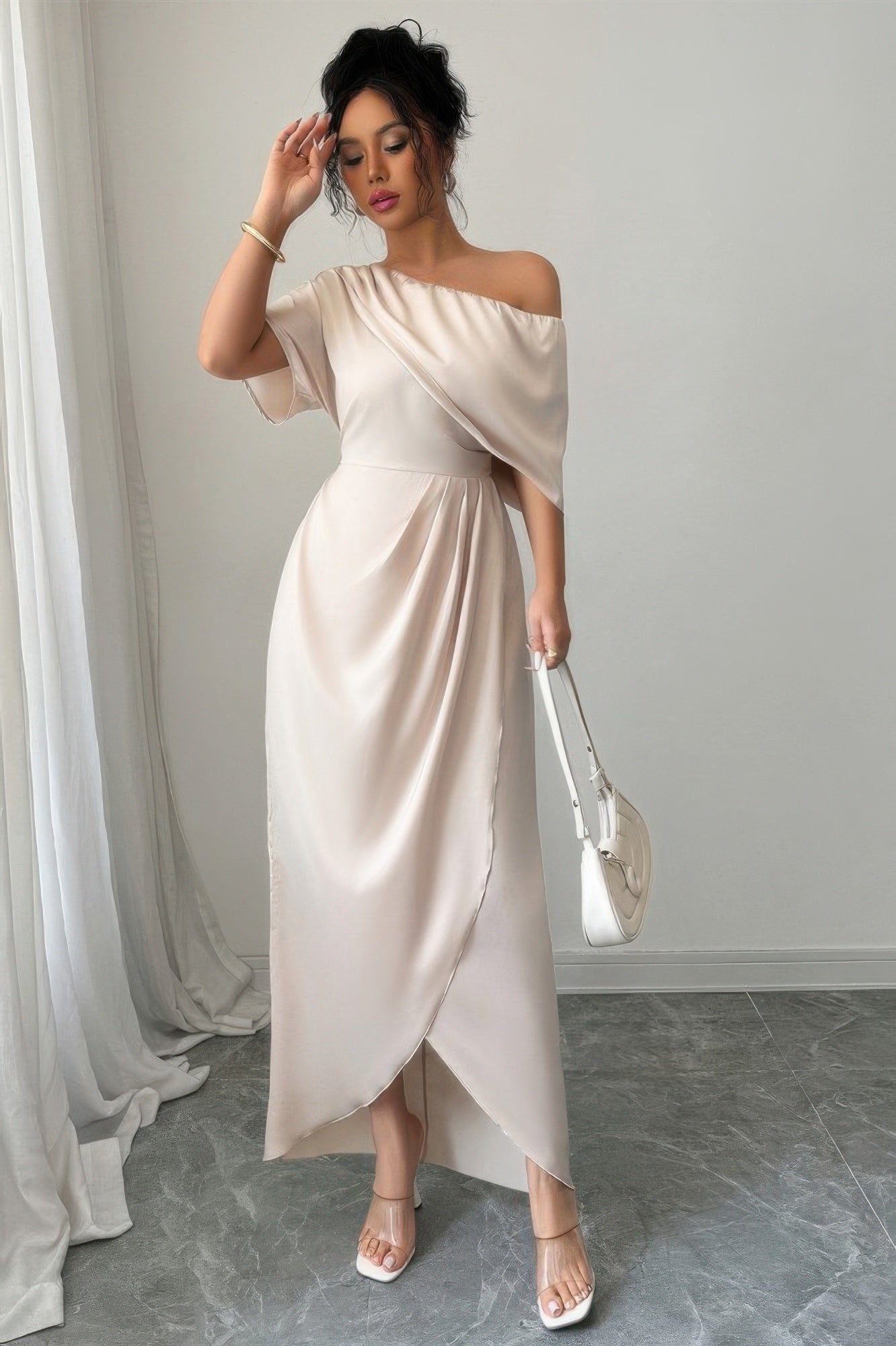 Robe midi beige une épaule, manches courtes, drapé croisé, fente avant.