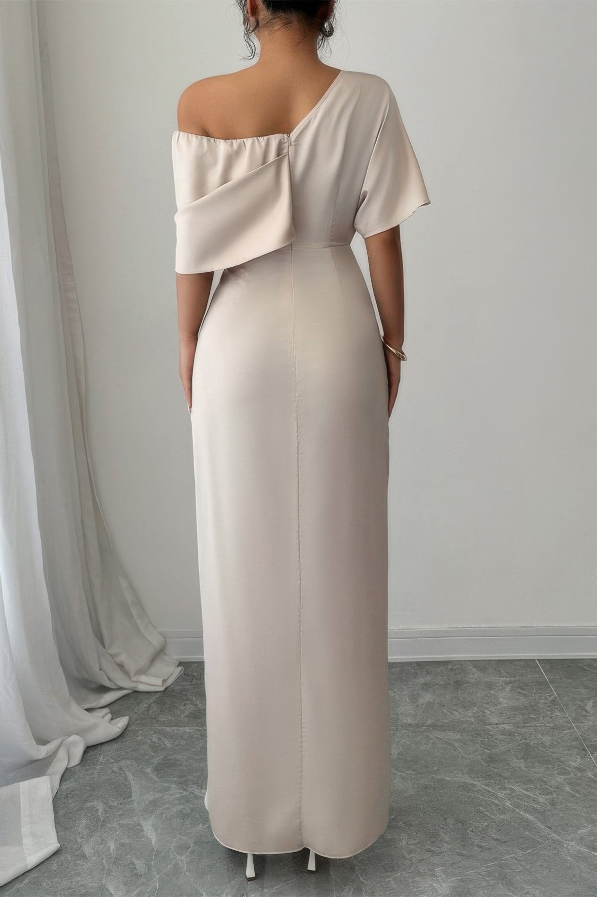 Robe longue beige une épaule, dos drapé avec couture, tombé droit.
