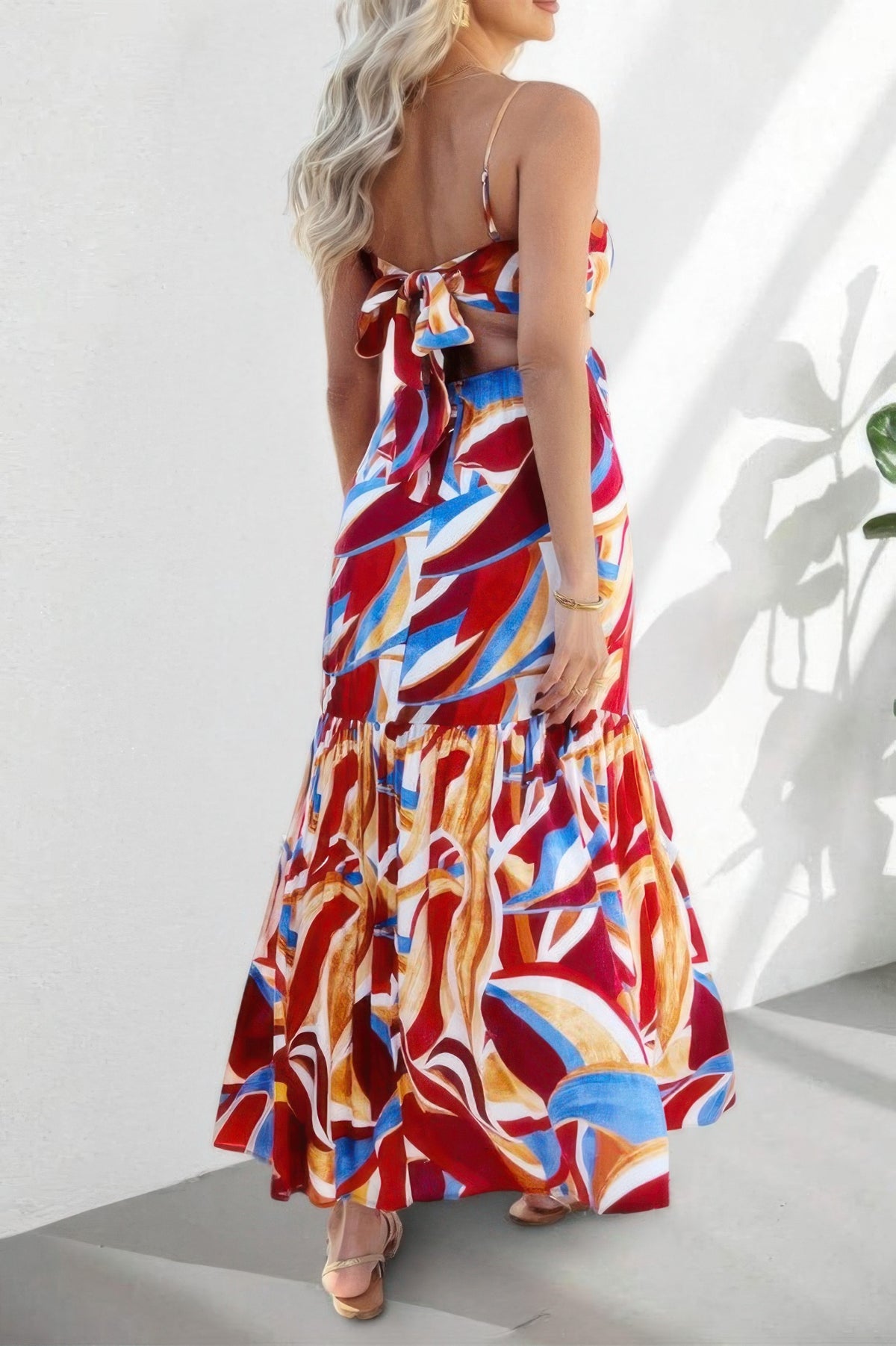 Robe longue sans manches à nœud devant, motif abstrait rouge, bleu et jaune, volantée