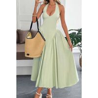 Robe midi vert clair à encolure licou, jupe évasée et zip dos.
