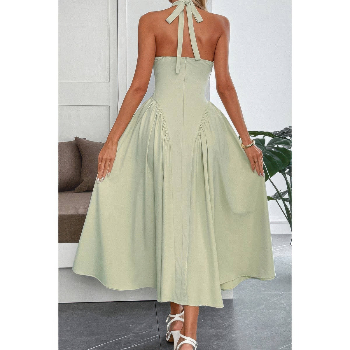 Robe midi vert clair col licou noué au dos, zip et jupe ample évasée.