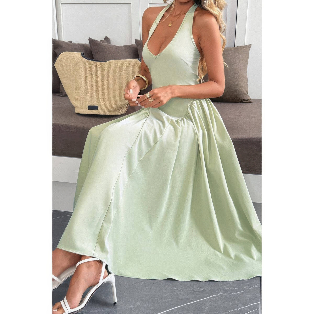 Robe midi vert clair sans manches, décolleté en V et jupe évasée, zip dos.