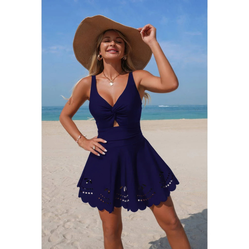 Maillot de bain bleu marine à encolure V croisée, ouverture au buste, jupe évasée