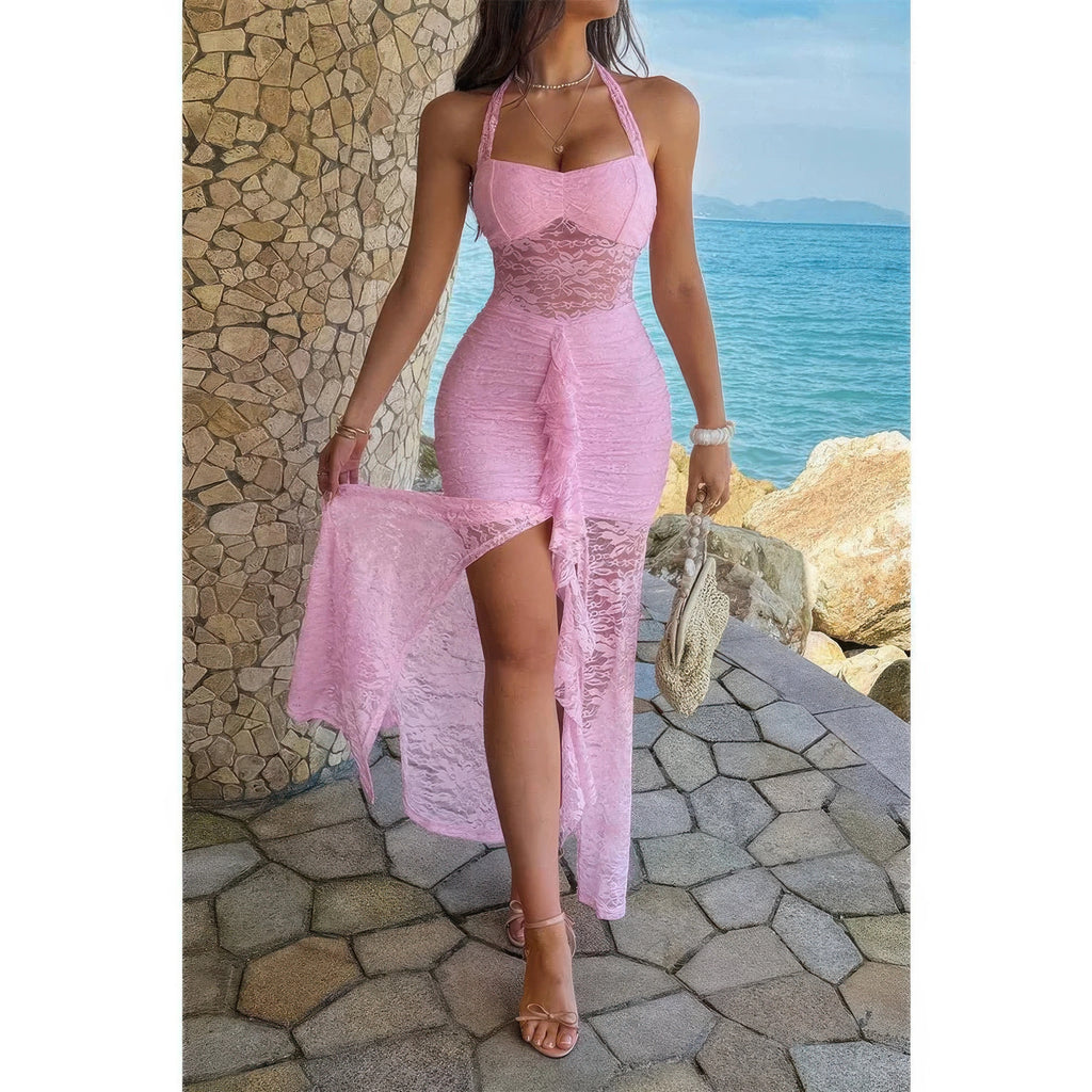 Robe longue rose halter en dentelle, fronces drapées, fente devant.