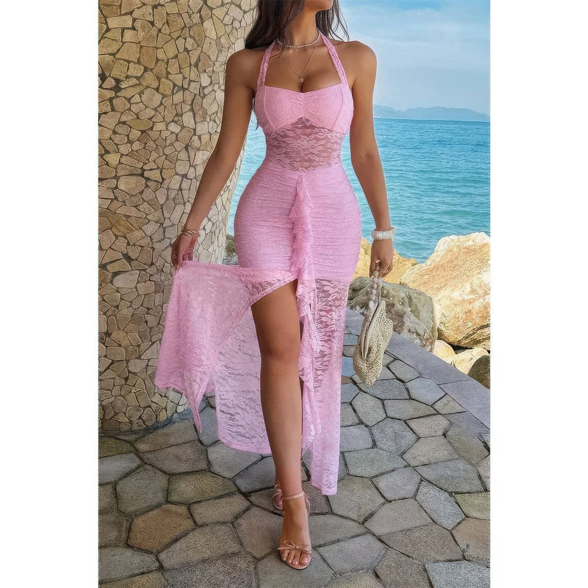 Robe longue rose halter en dentelle, fronces drapées, fente devant.