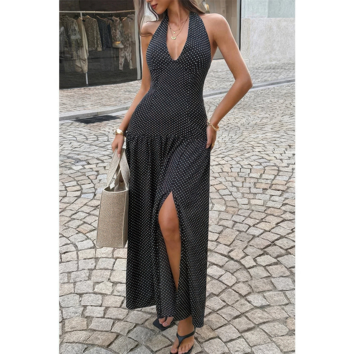 Robe longue noire à pois, col V halter, fente sur le devant