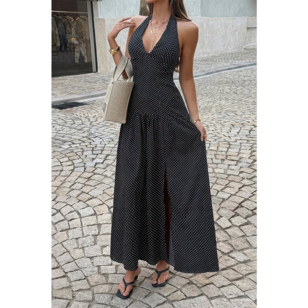 Robe maxi noire à pois, encolure V halter, fente avant