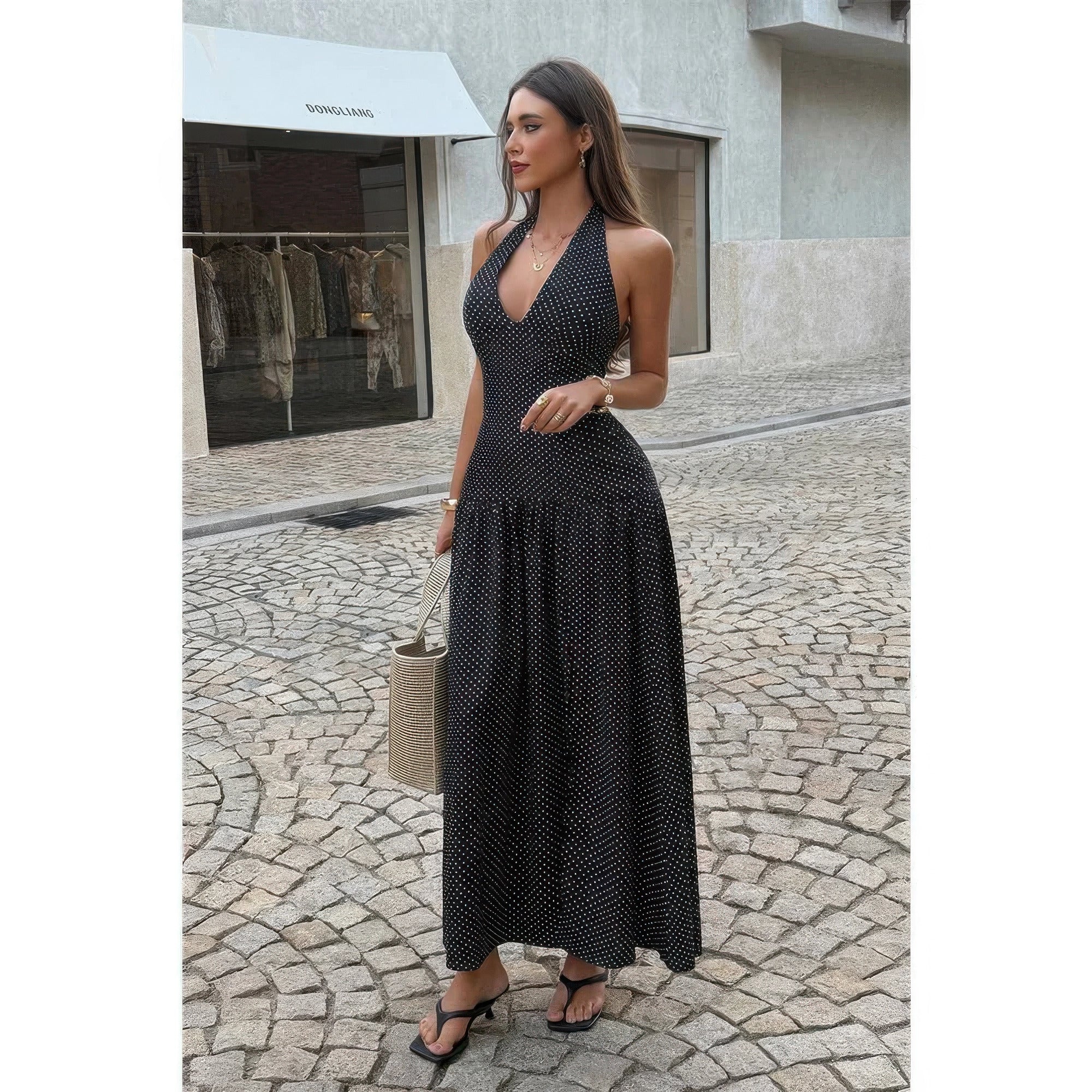 Robe longue noire à pois, décolleté V halter, jupe ample avec fente