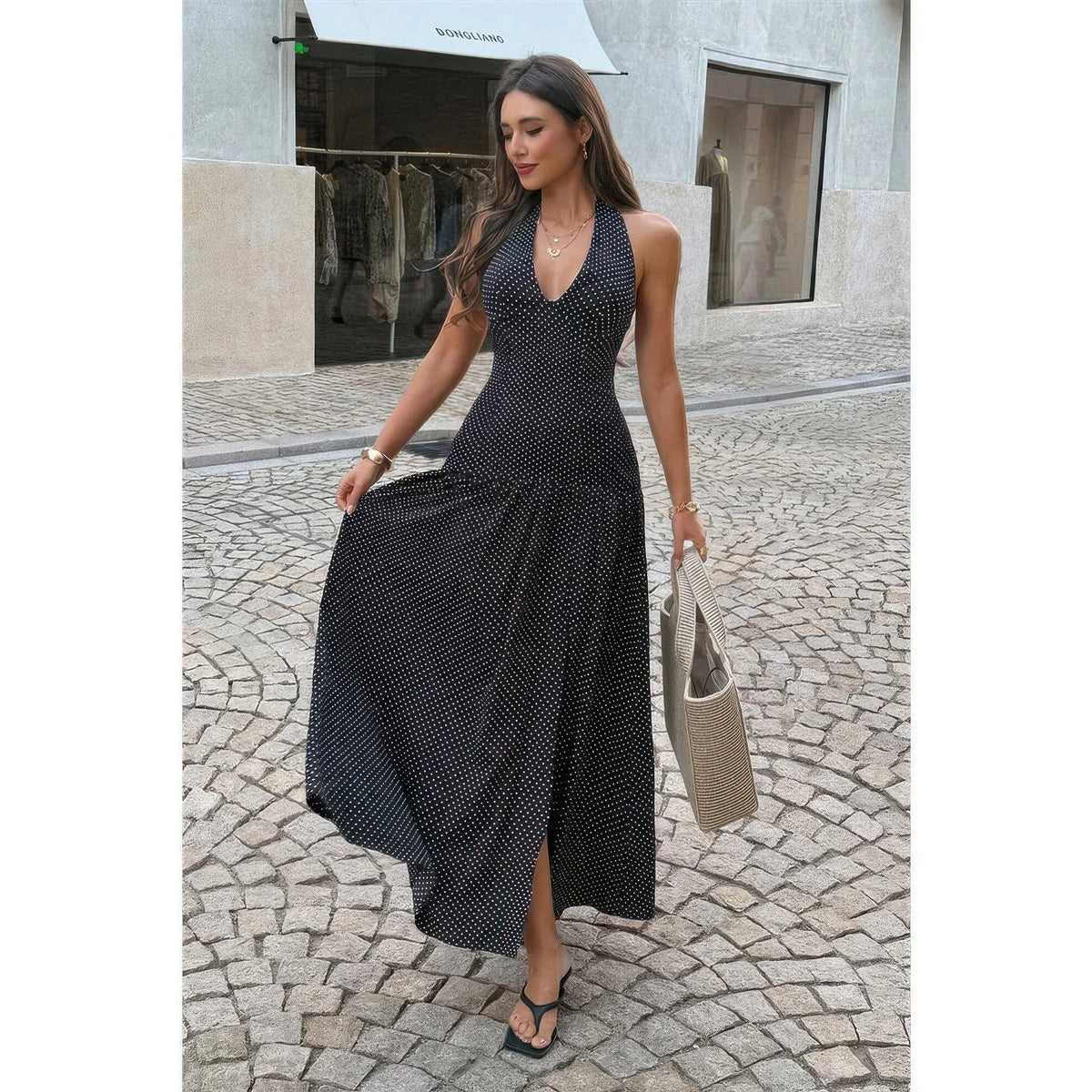 Robe maxi noire à pois, encolure V halter, fente avant, jupe fluide ample