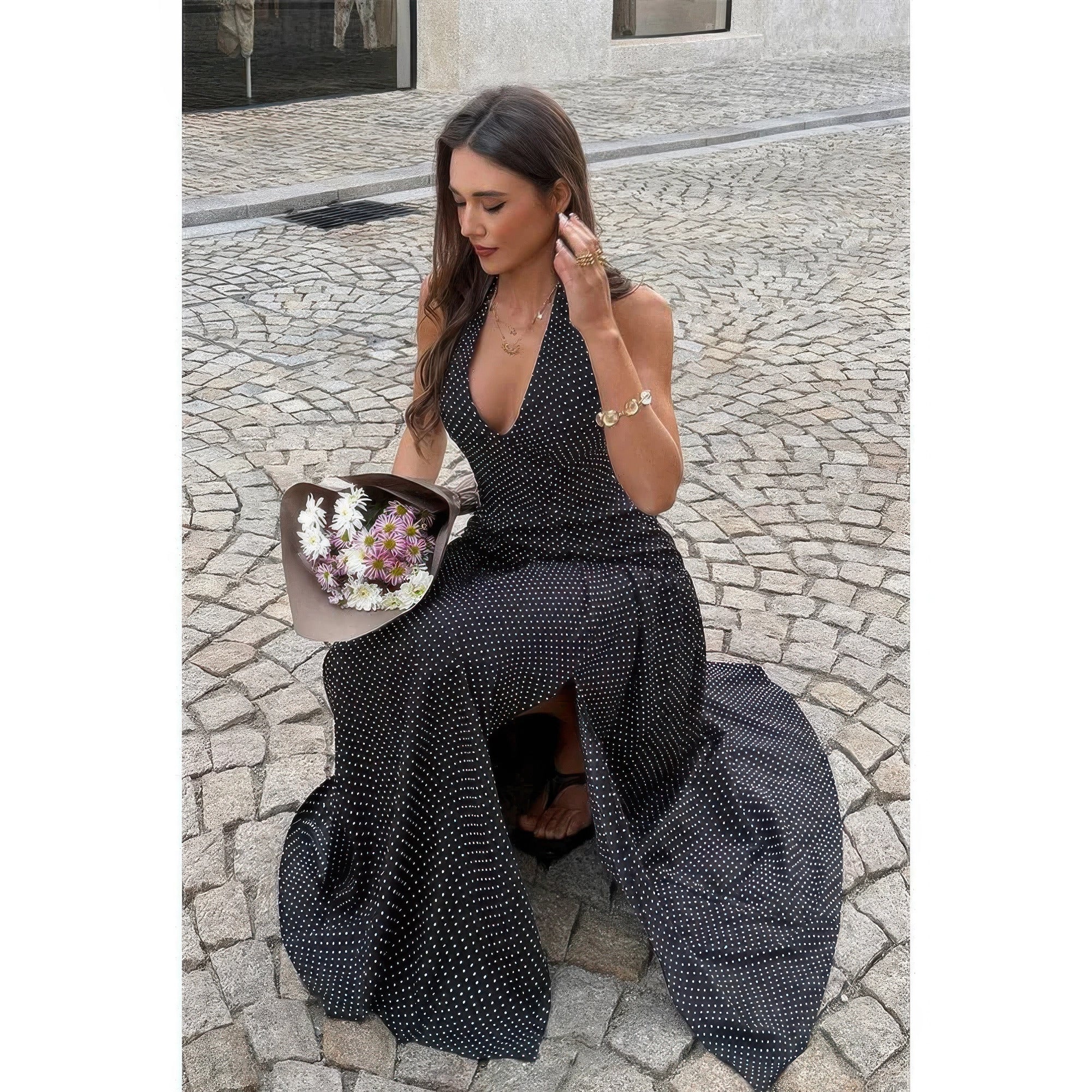 Robe longue noire à pois, col V halter, fente avant et tissu fluide