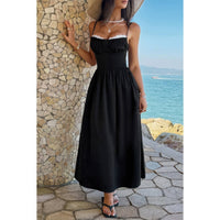 Robe longue noire avec bretelles fines, décolleté en dentelle blanche et fronces.