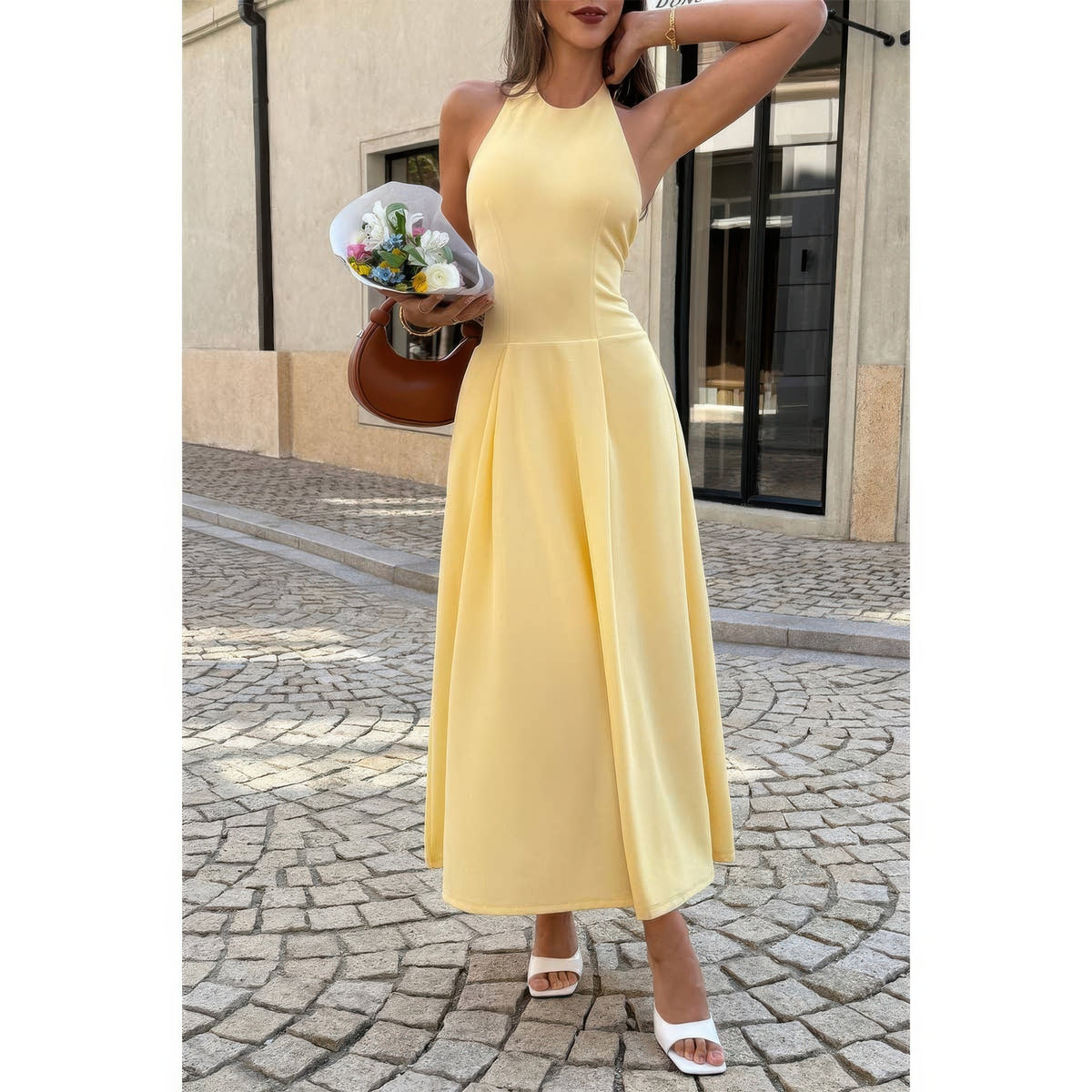 Robe midi jaune à col halter, taille cintrée et jupe évasée