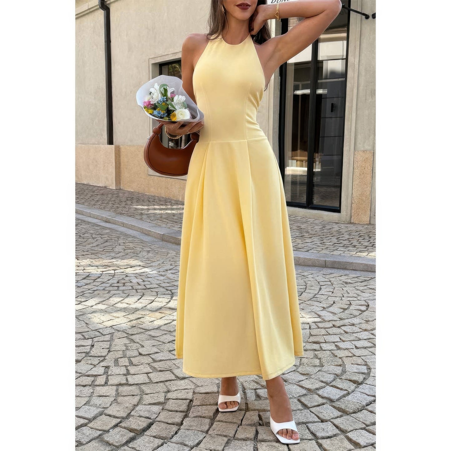Robe midi jaune sans manches à col halter, ourlet évasé