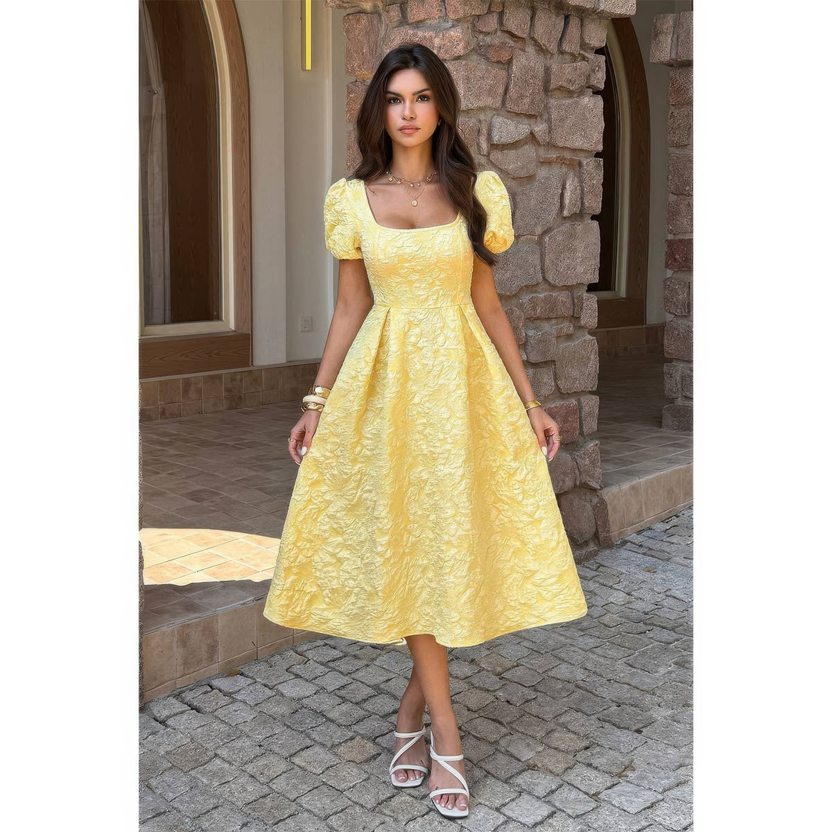 Robe mi-longue jaune à encolure carrée, manches bouffantes, jupe évasée