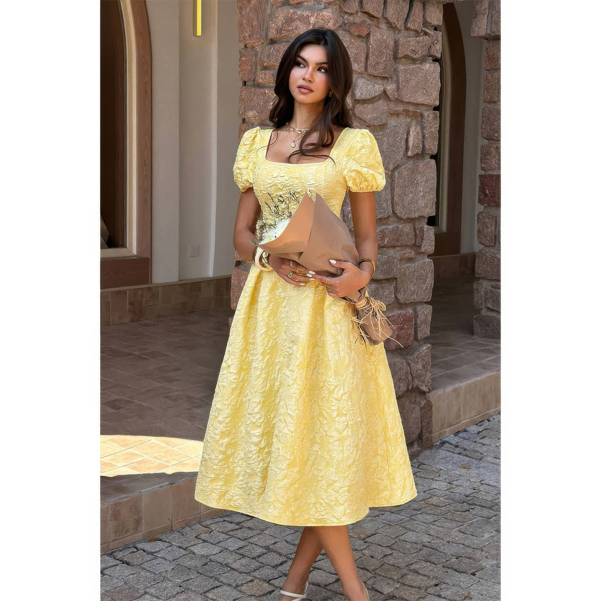 Robe mi-longue jaune à encolure carrée et manches bouffantes, jupe évasée