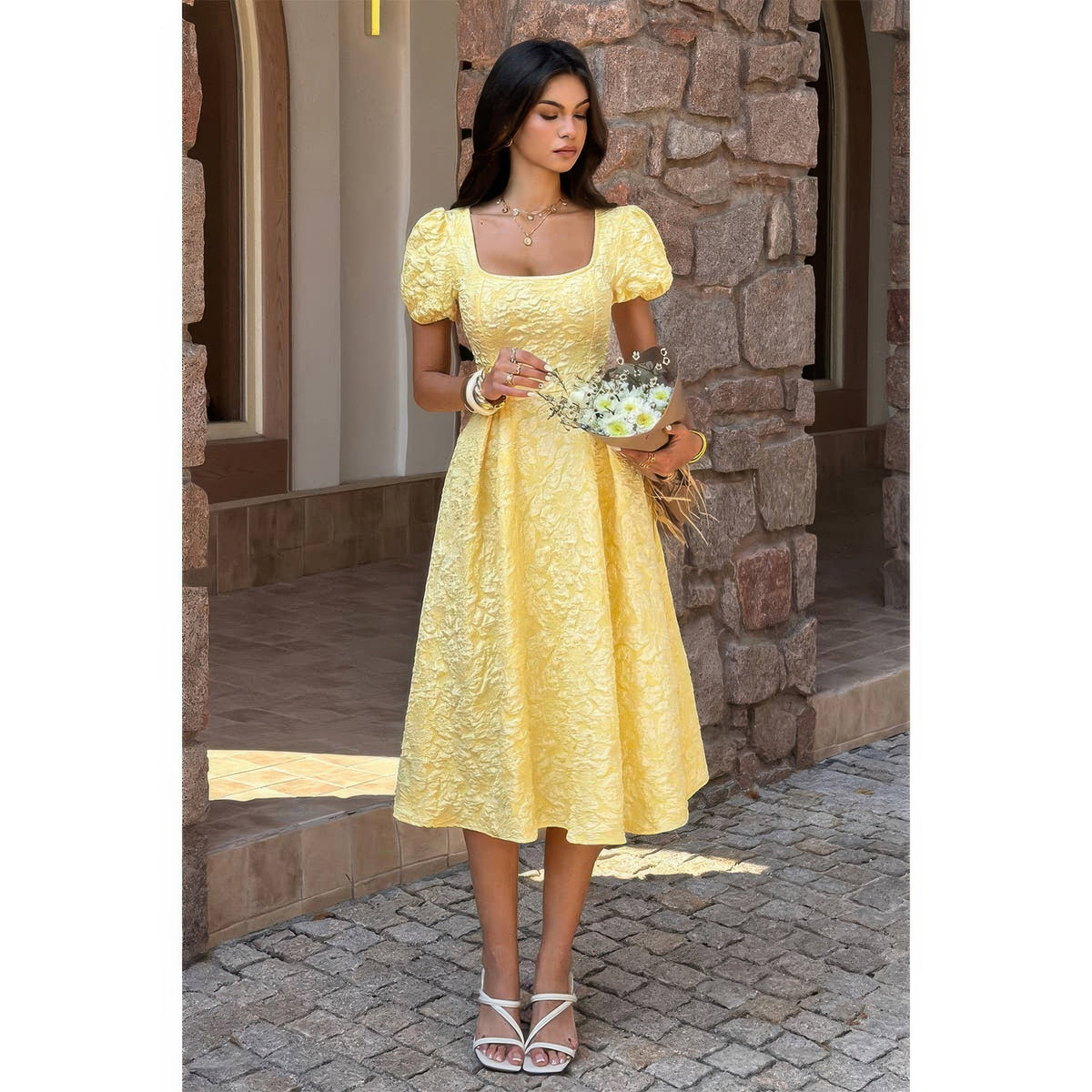 Robe mi-longue jaune à encolure carrée, manches bouffantes, jupe évasée
