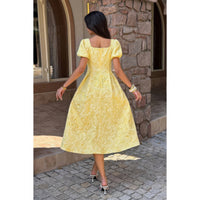 Robe mi-longue jaune, manches bouffantes, vue de dos partielle, coupe évasée