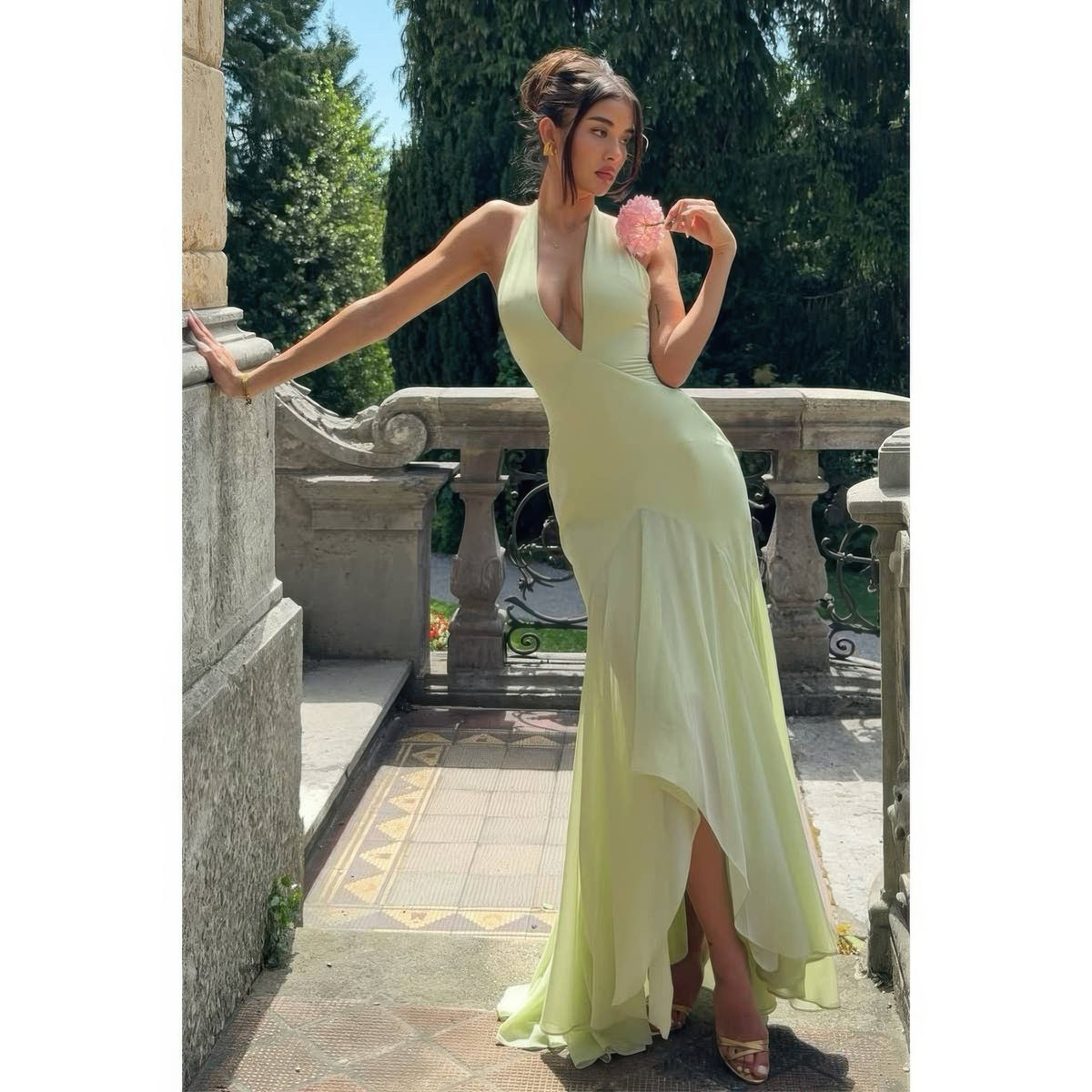 Robe longue en tulle vert dos nu, décolleté V profond, bretelles halter et fente fluide.