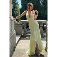 Robe longue en tulle vert dos nu, décolleté V profond, bretelles halter et fente fluide.