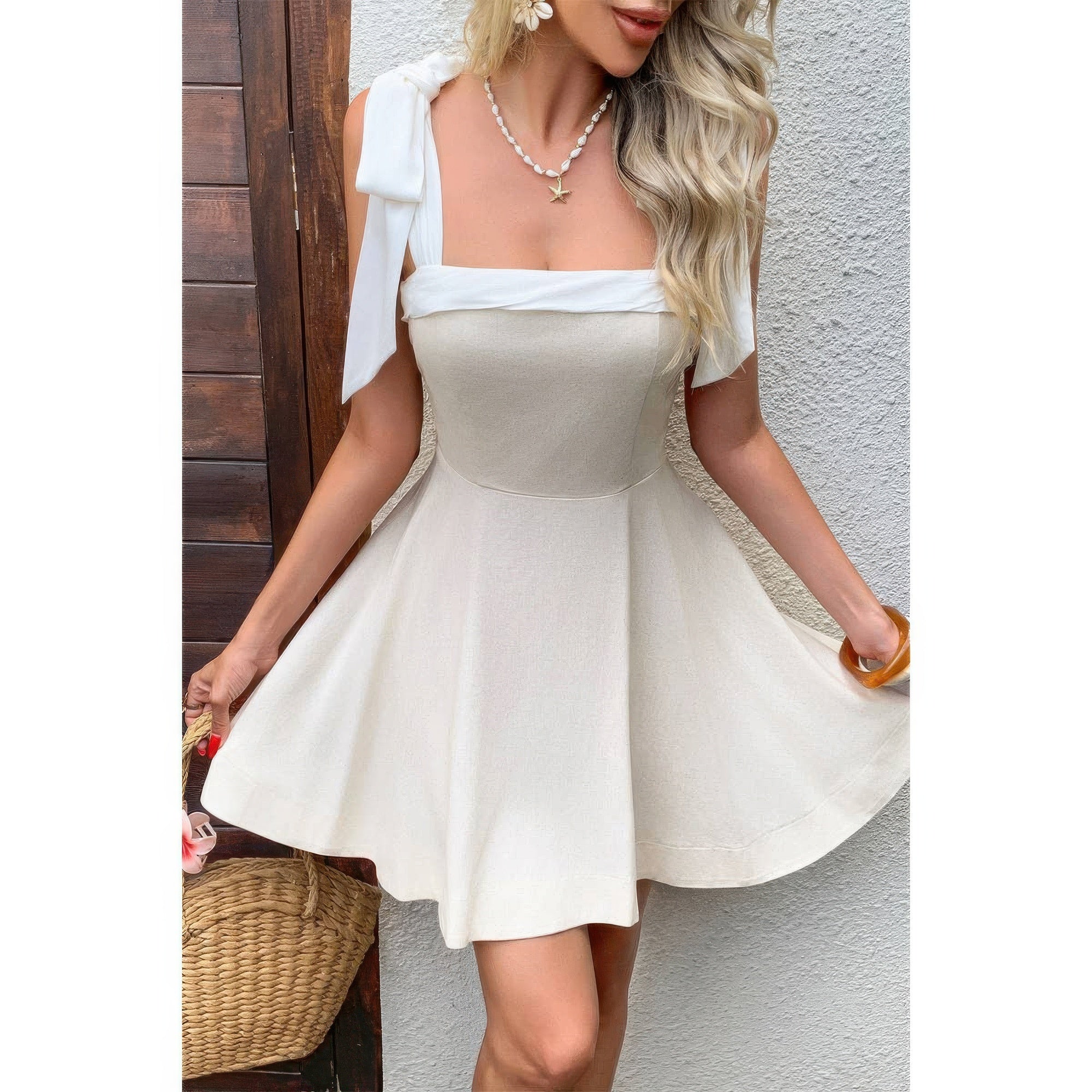 Robe beige encolure carrée à bretelles nouées, jupe évasée et volume