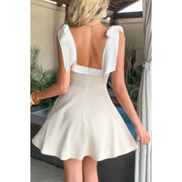 Dos de robe beige encolure carrée, liens d’épaules noués et jupe patineuse