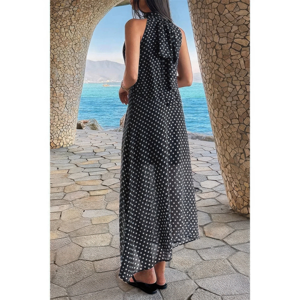 Robe longue en tulle noire à pois, encolure licou sans manches