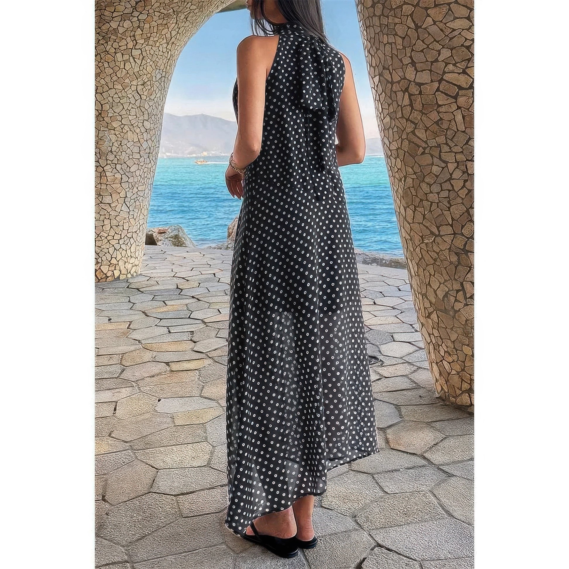Robe longue en tulle noire à pois, encolure licou sans manches