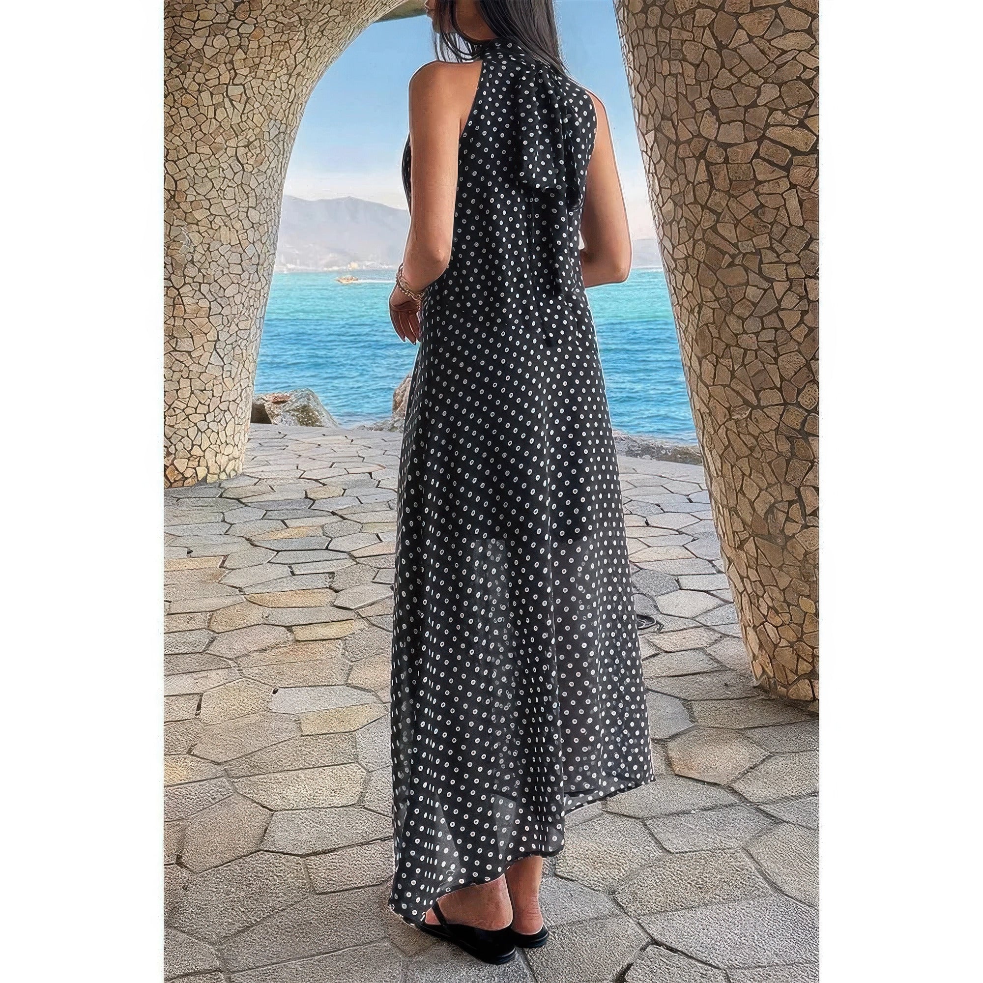 Robe longue en tulle noire à pois, encolure licou sans manches