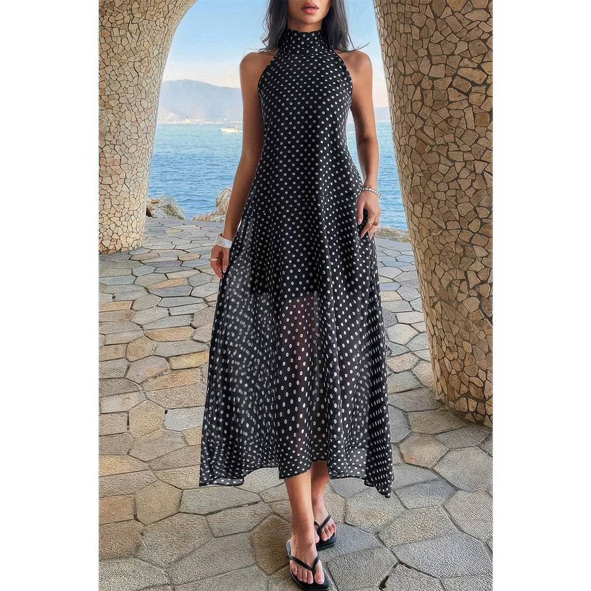 Robe en tulle noire à pois blancs, encolure licou et jupe longue évasée