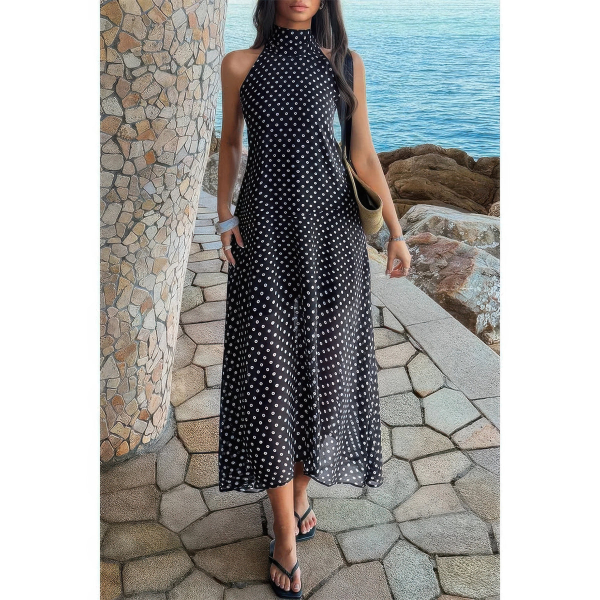 Robe longue en tulle noire à pois, encolure haute licou, coupe fluide
