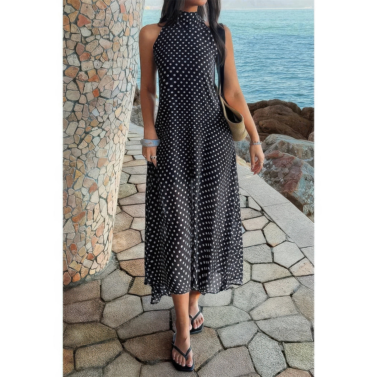 Robe tulle noire à pois, encolure licou et jupe longue évasée