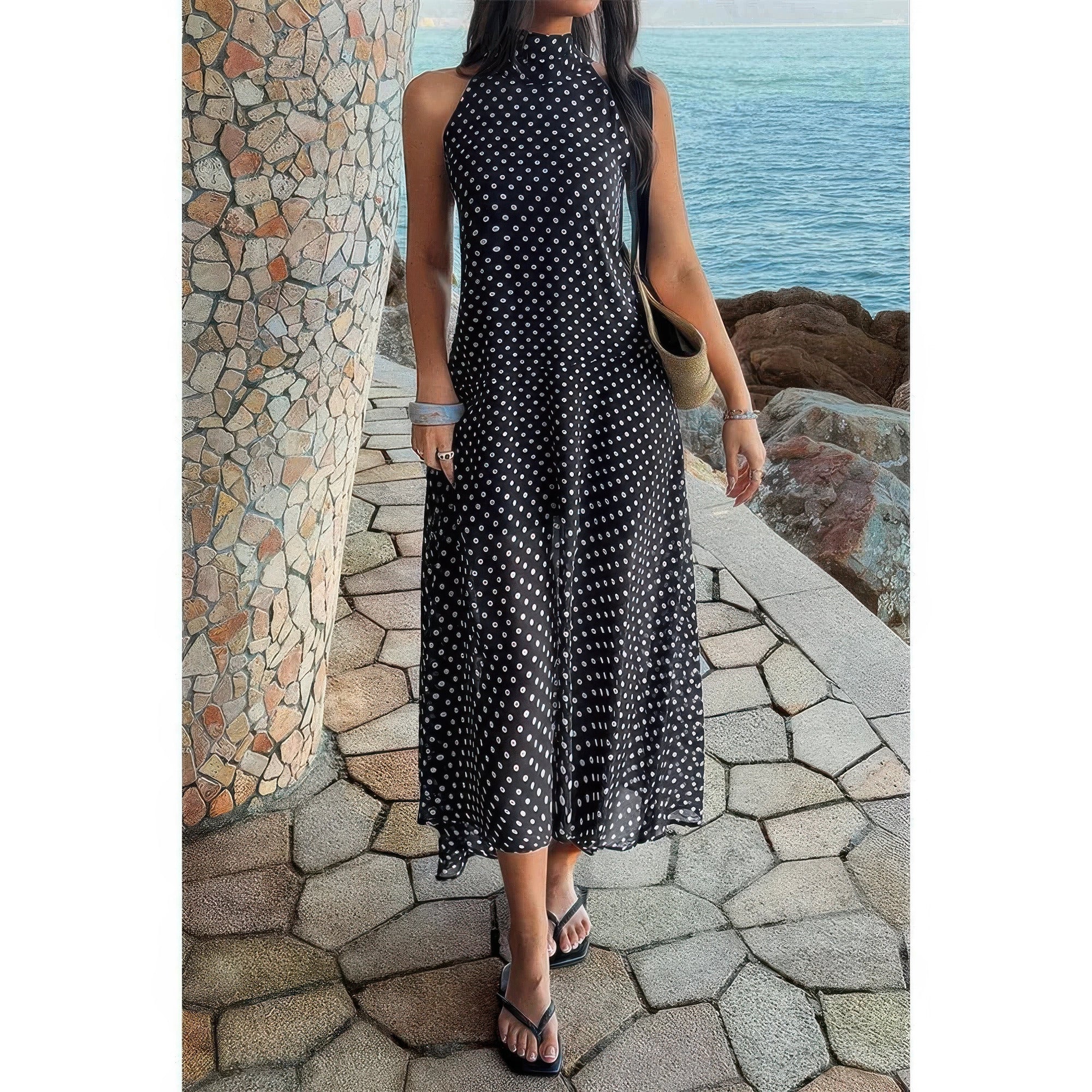 Robe tulle noire à pois, encolure licou et jupe longue évasée