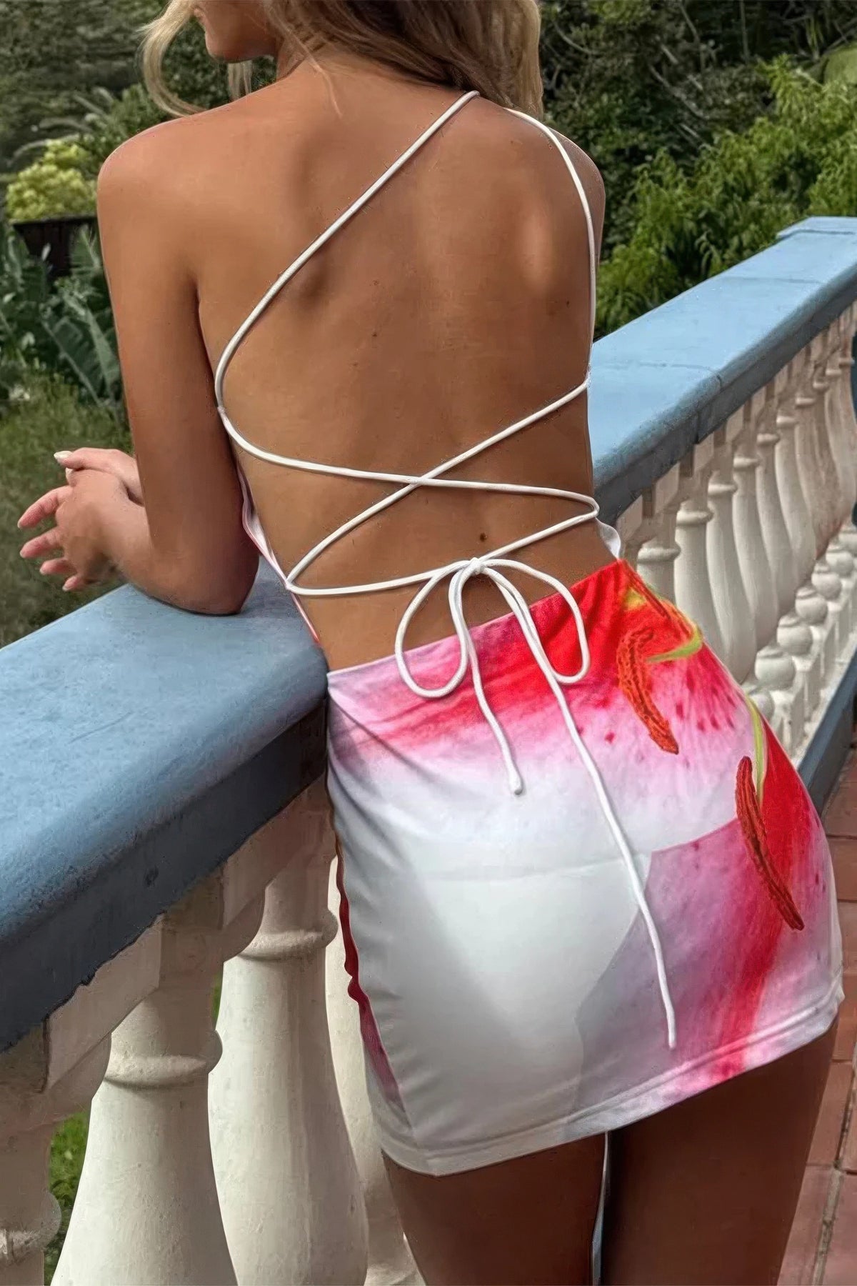 Robe mini moulante dos nu à laçage croisé, imprimé floral rouge et rose sur blanc