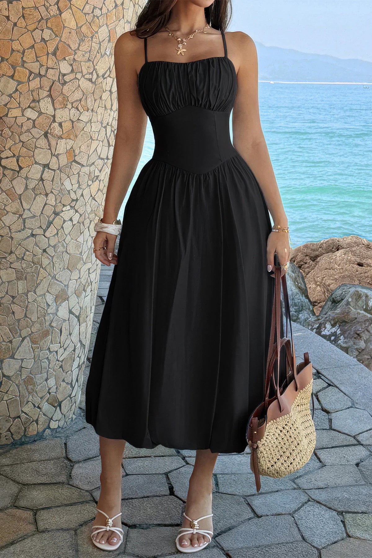 Robe midi noire sans manches à buste froncé et jupe évasée