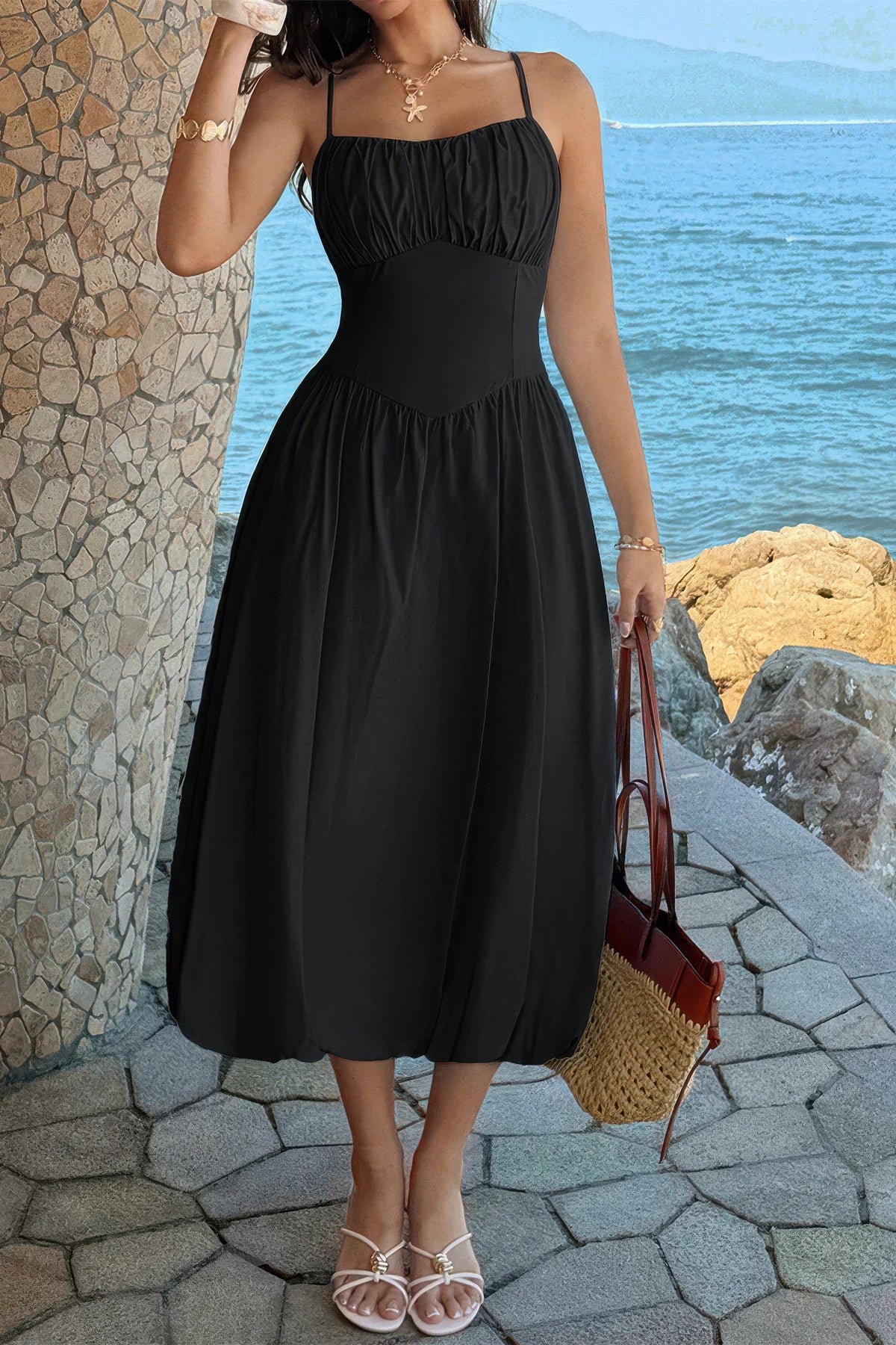 Robe midi noire à buste froncé, bretelles fines, jupe évasée