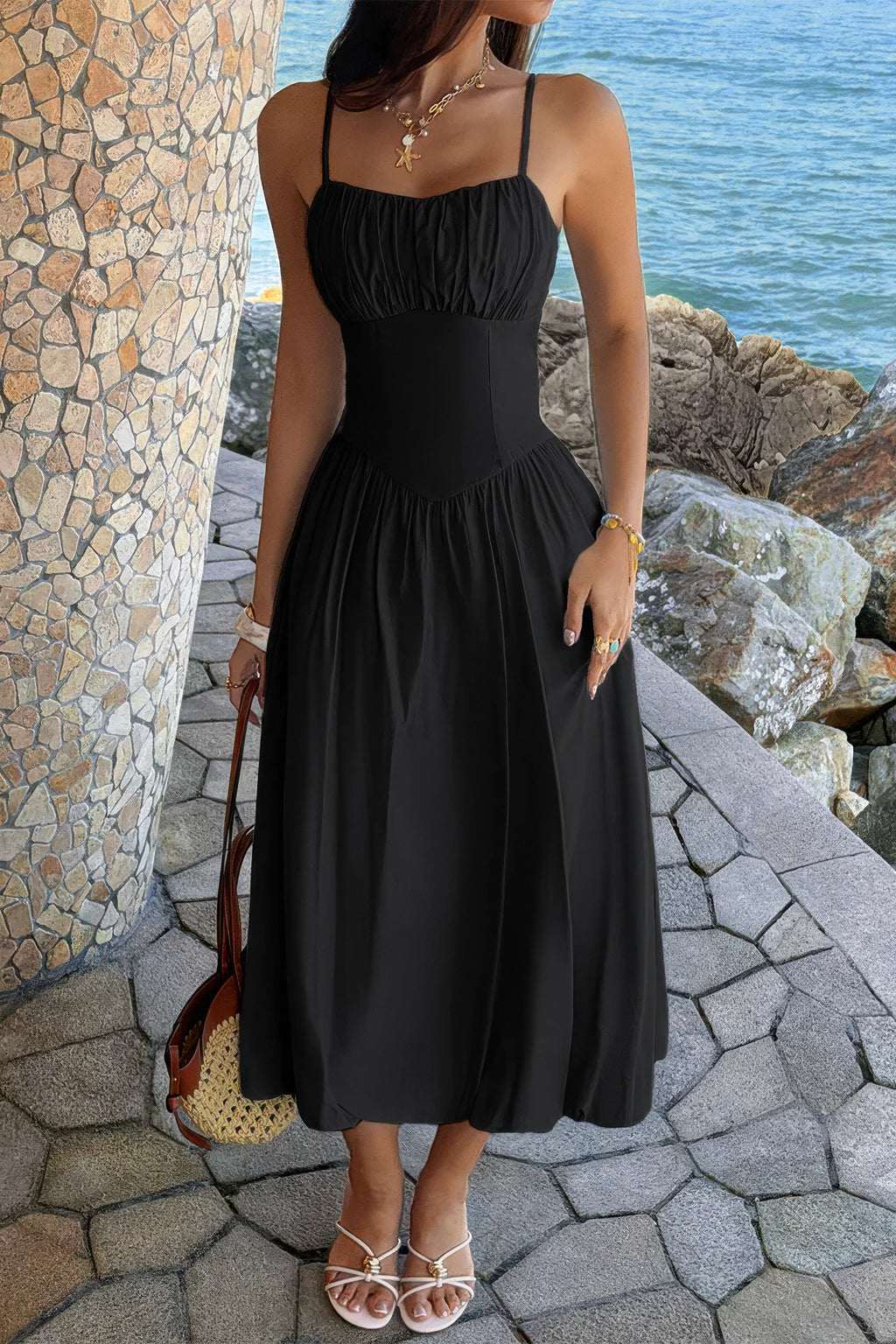 Robe midi noire à corsage froncé, bretelles fines et jupe évasée