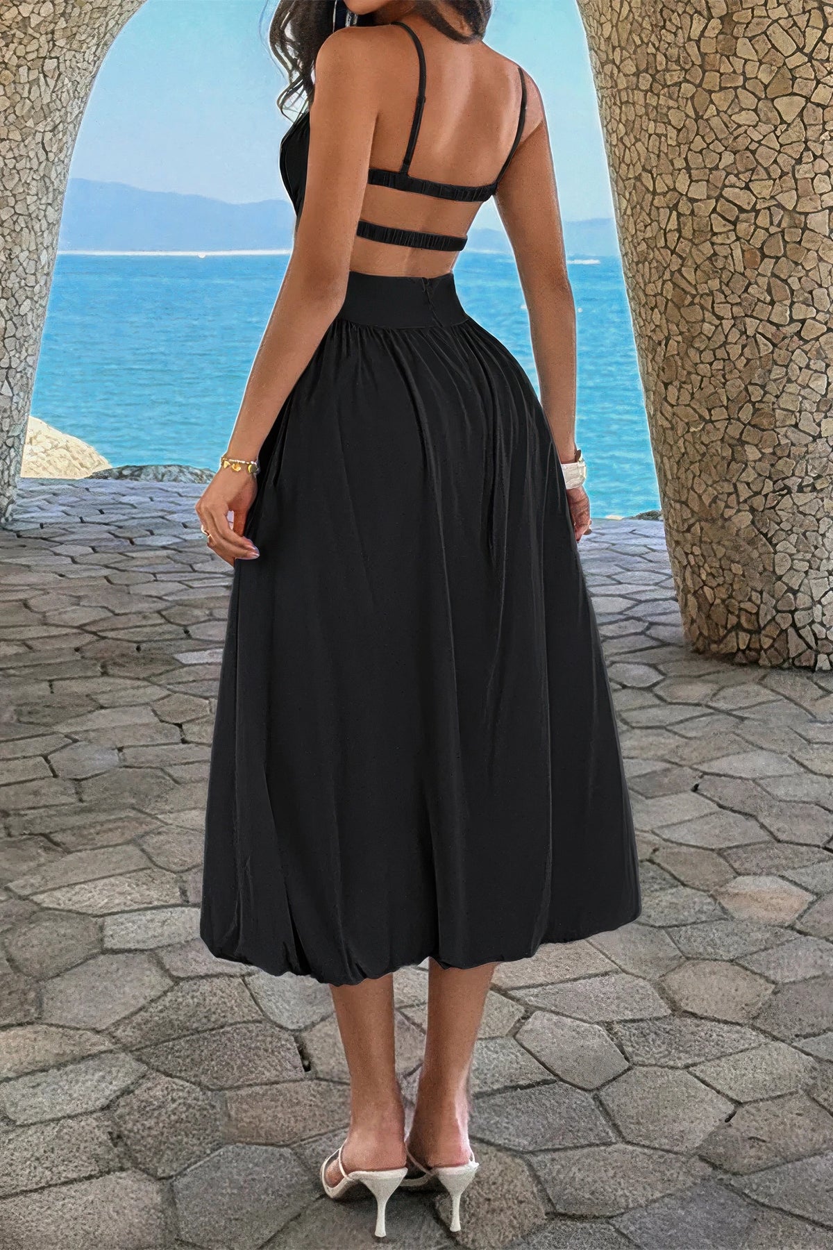 Robe midi noire dos nu à bretelles fines, corsage froncé, jupe évasée