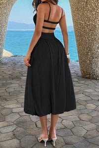 Robe midi noire dos nu à bretelles fines, corsage froncé, jupe évasée