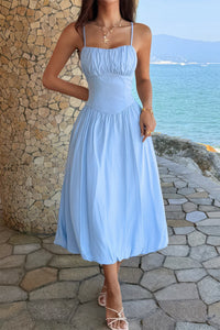 Robe midi bleue sans manches à buste froncé et jupe évasée