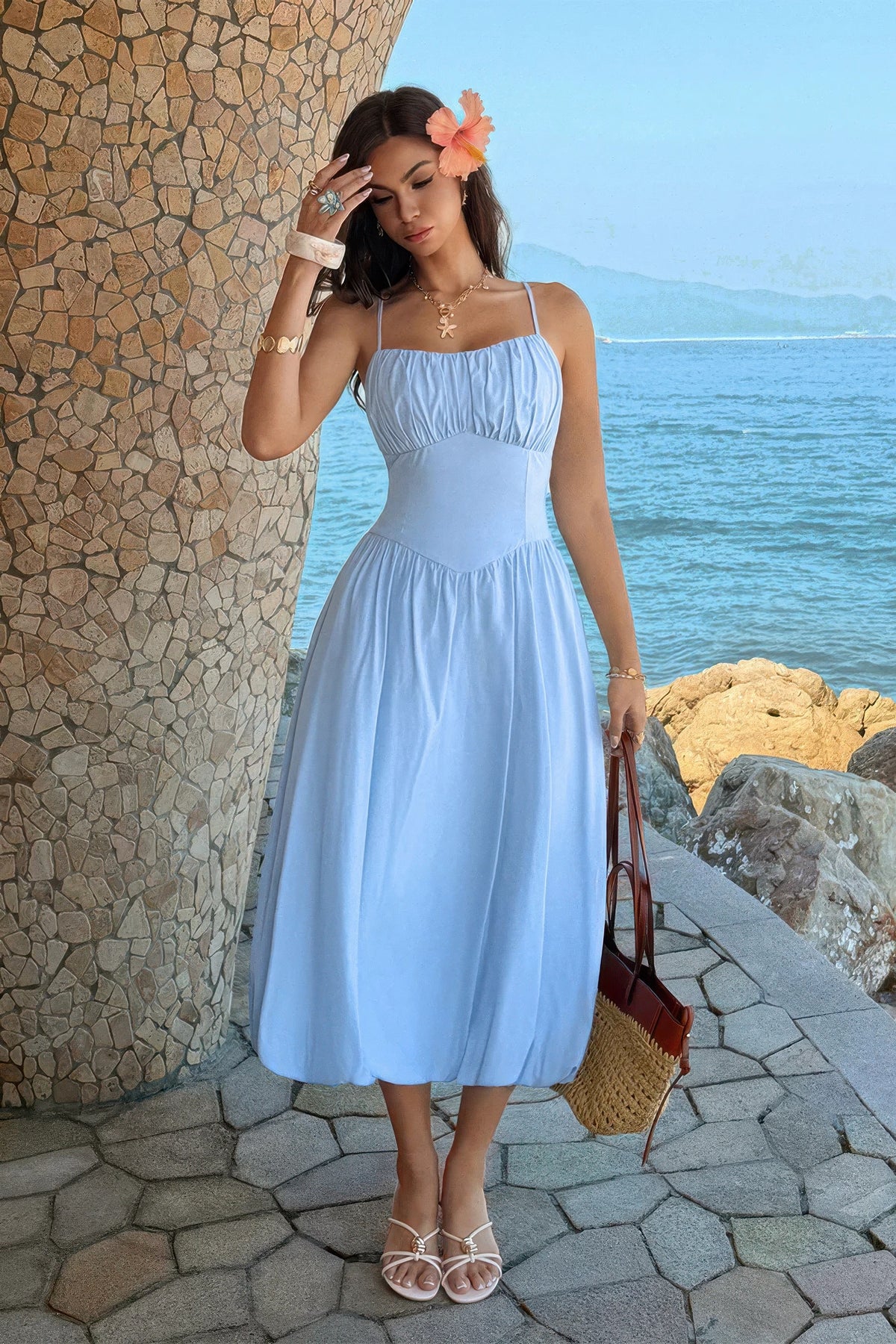 Robe midi bleue à buste froncé, bretelles fines et jupe évasée