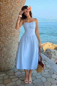 Robe midi bleue à buste froncé, bretelles fines et jupe évasée