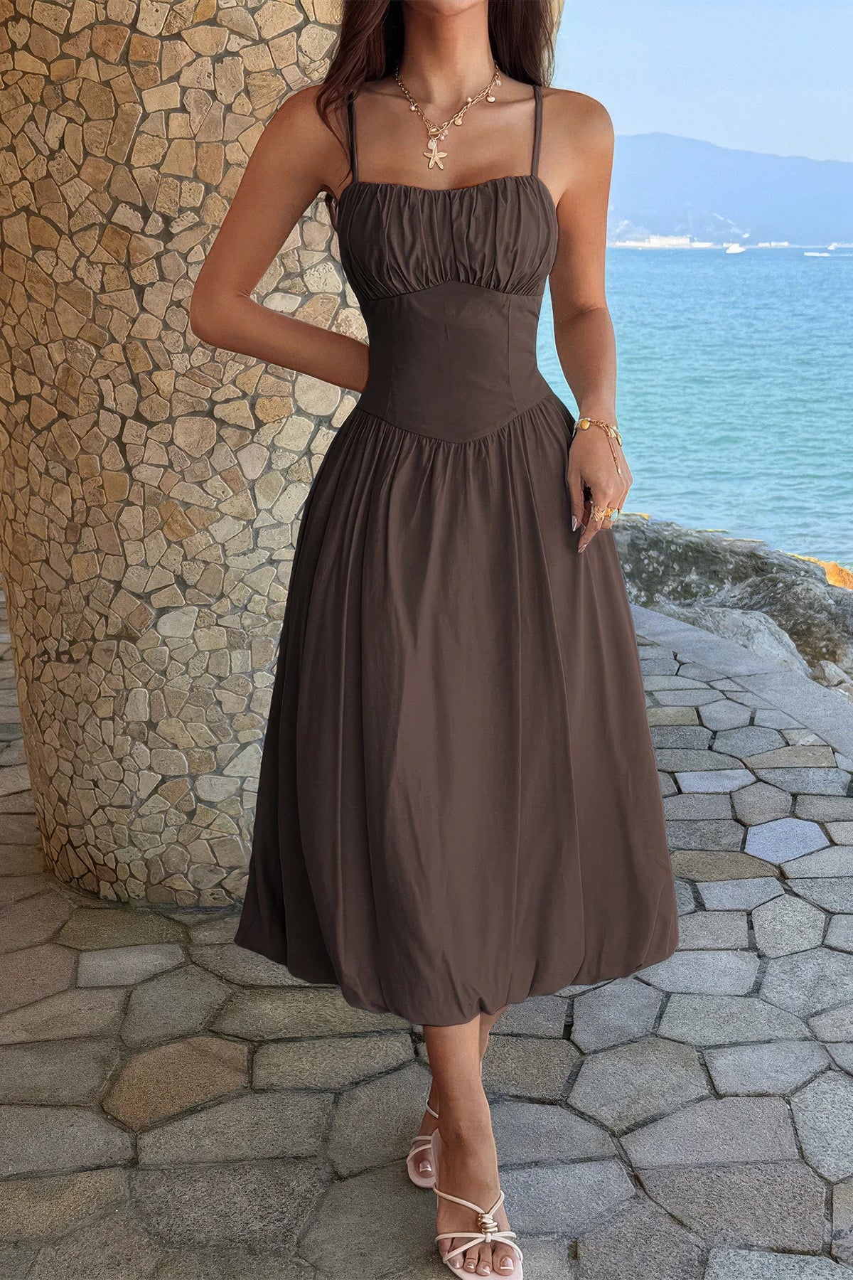 Robe midi marron chocolat à buste froncé, bretelles fines et jupe évasée