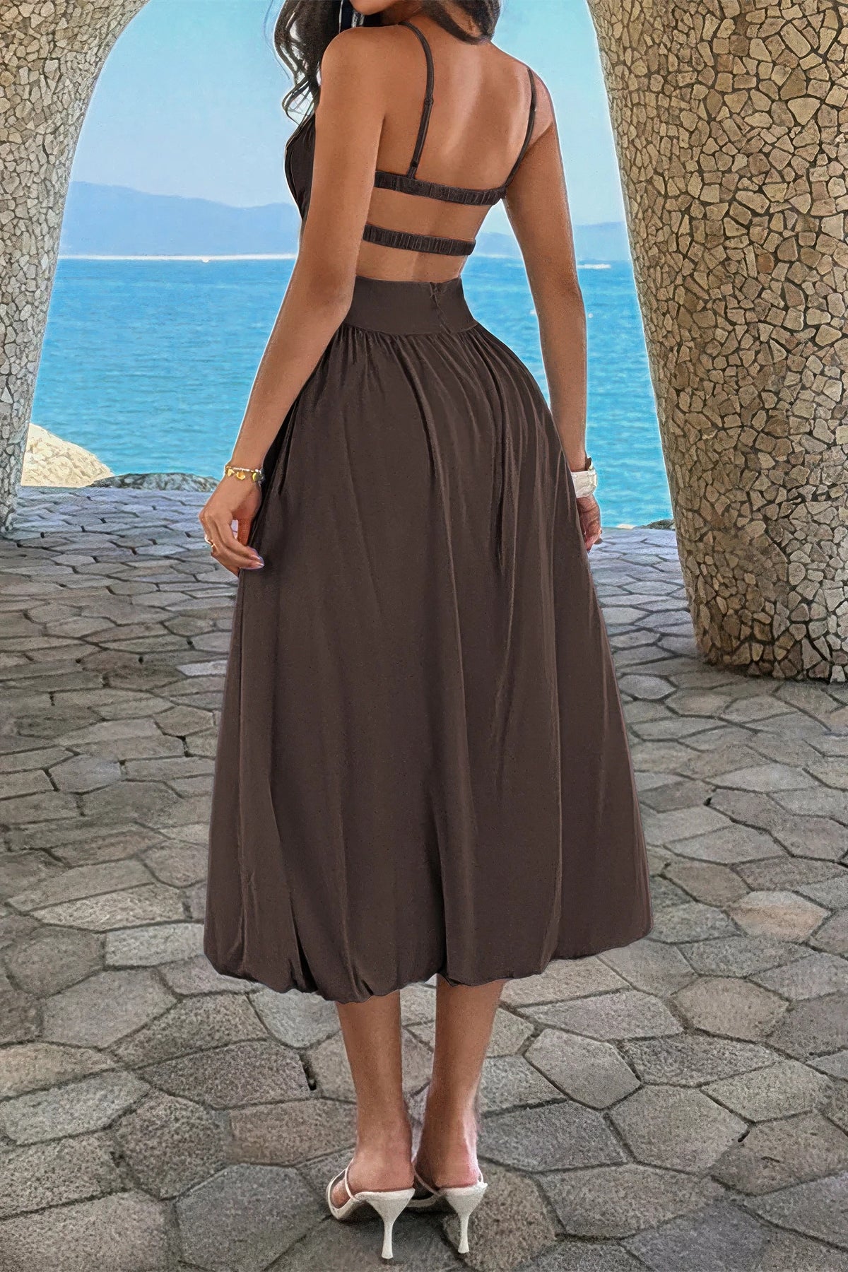 Robe midi évasée sans manches froncée à la poitrine, vue de dos, sombre