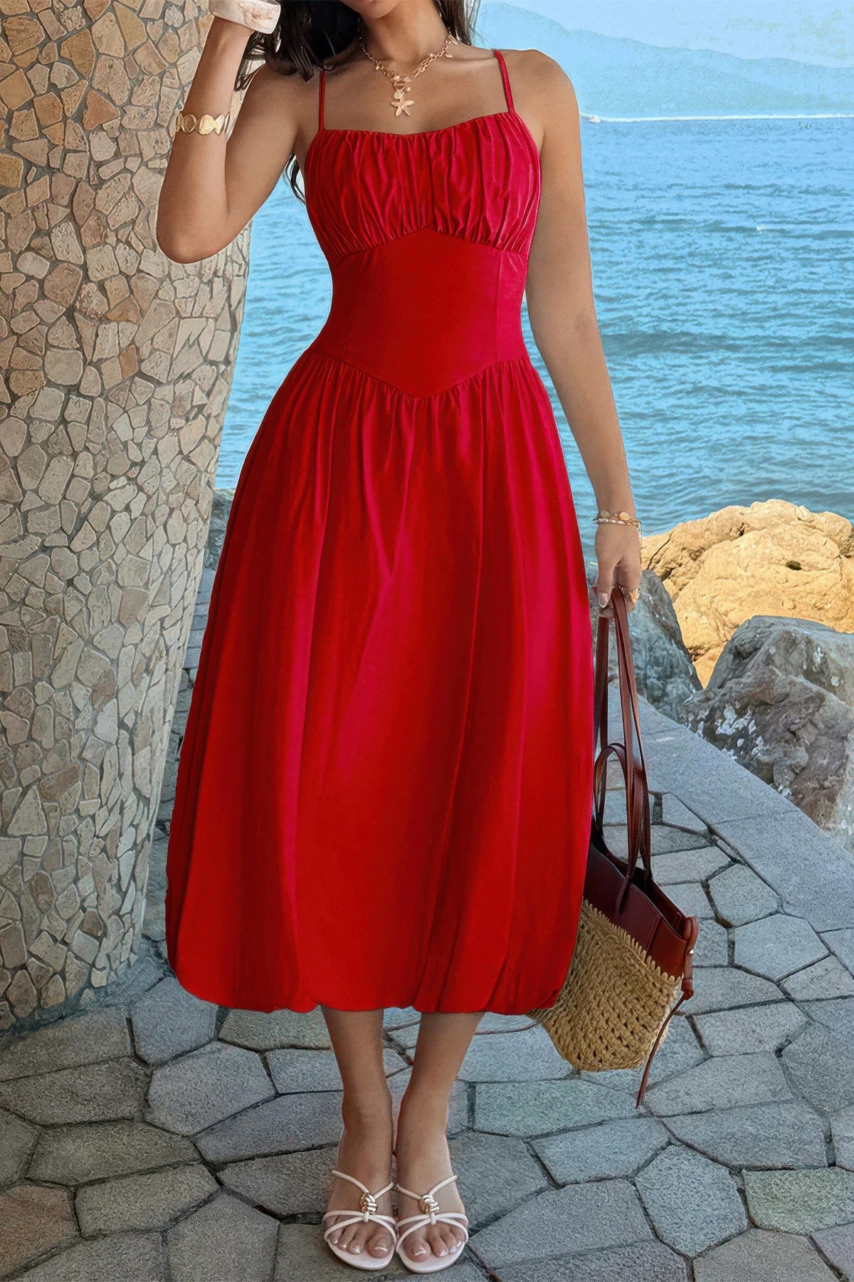 Robe midi rouge sans manches froncée au buste, taille marquée, jupe évasée