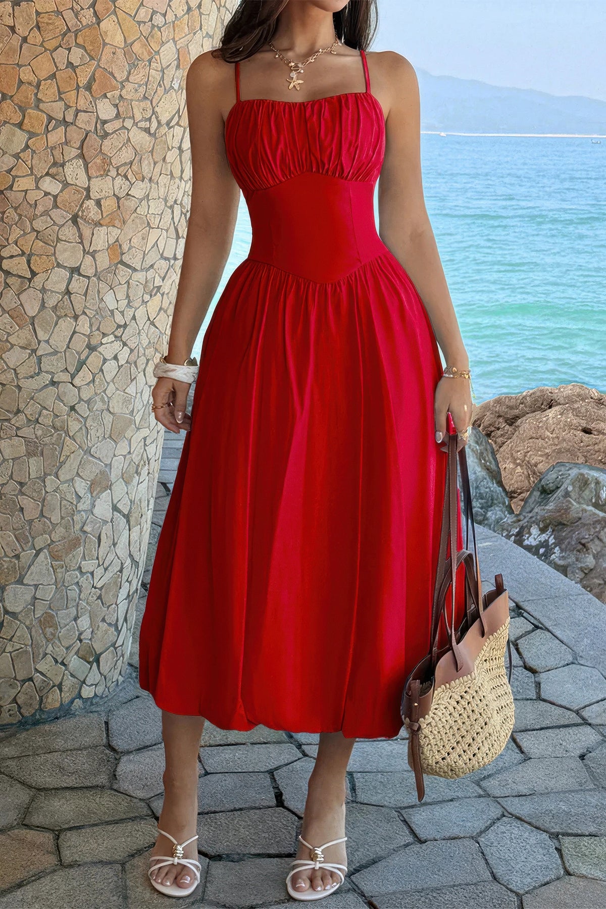 Robe midi rouge évasée sans manches, buste froncé, bretelles fines