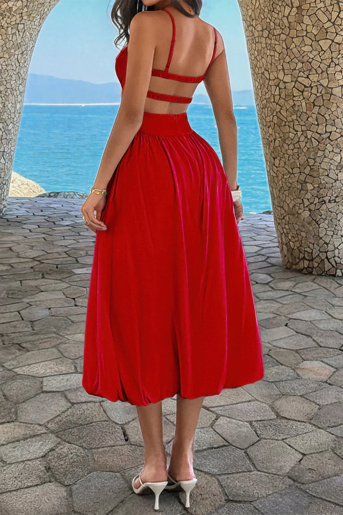 Robe midi rouge sans manches froncée à la poitrine, vue de dos, bretelles fines