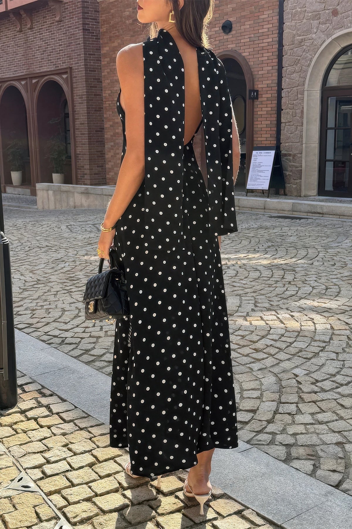 Robe longue noire à pois blancs, sans manches, bretelles fines, allure évasée