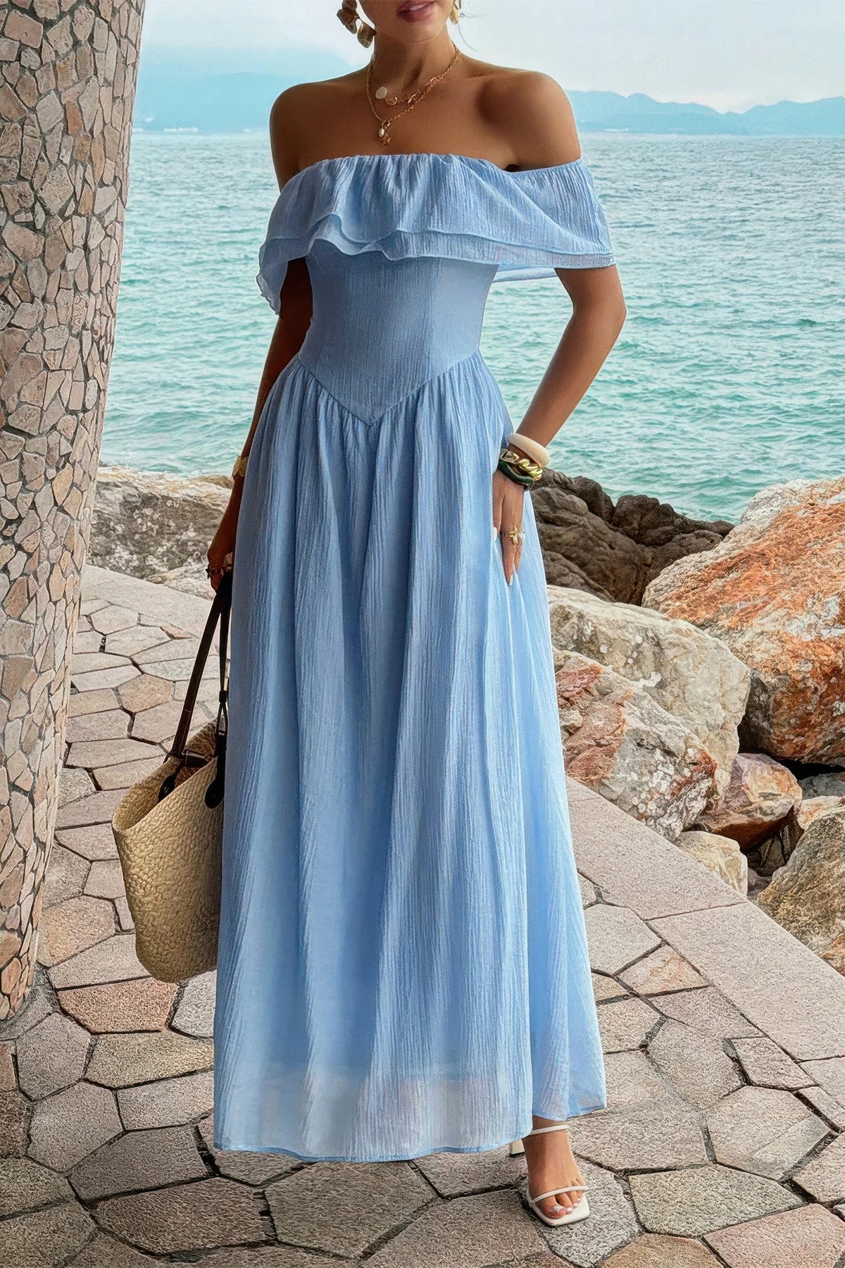 Robe longue bleue épaules dénudées avec volants et taille froncée