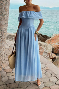 Robe longue bleue épaules dénudées avec volants et taille froncée