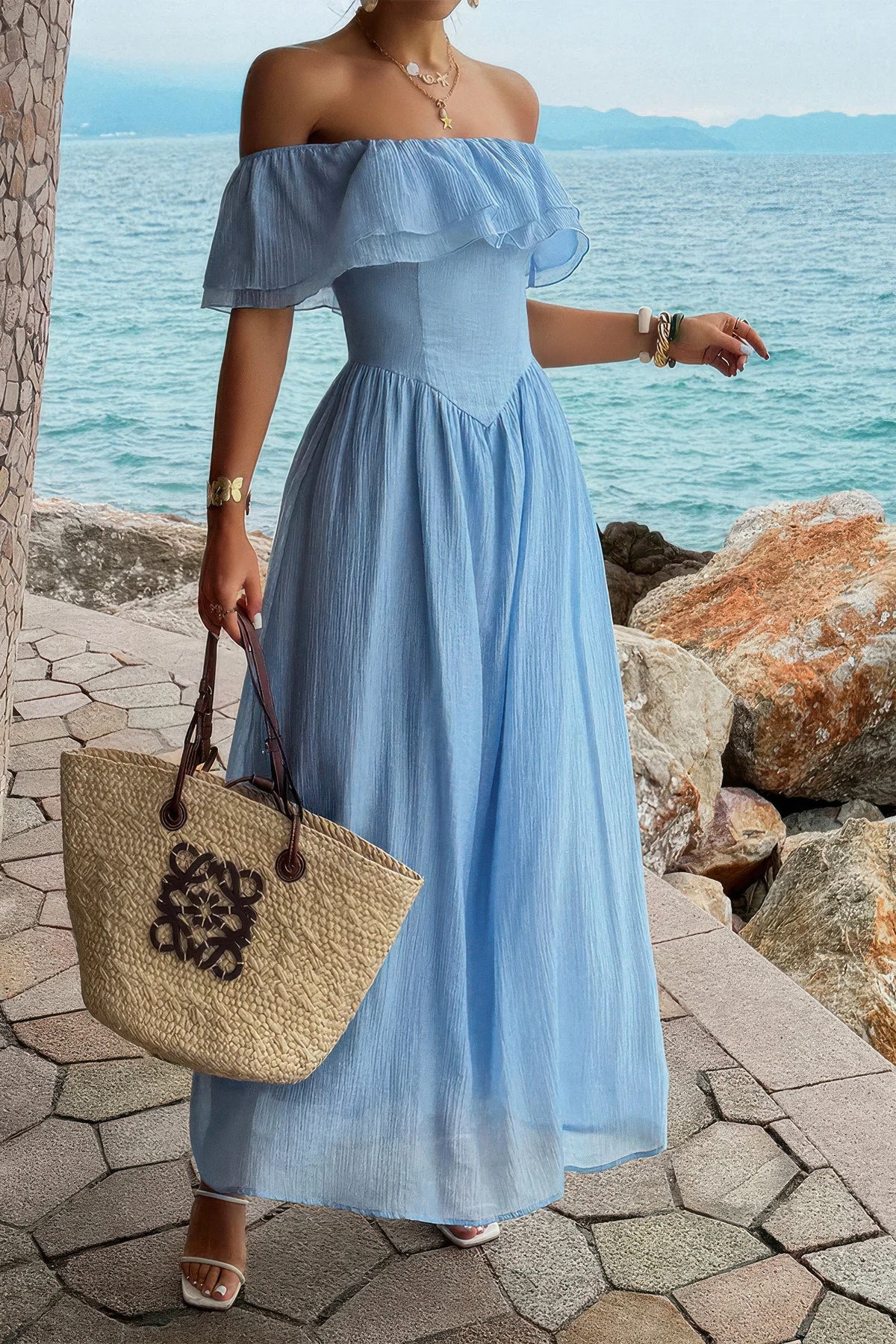 Robe longue bleue à épaules dénudées et volant froncé, coupe fluide